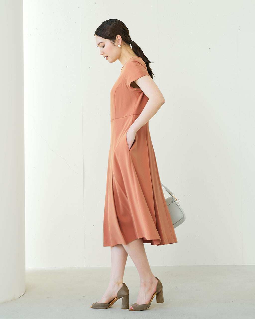 2.7W+稀罕高端 高及优雅女神款 琎口三醋酸 腰部捏褶法式袖连衣裙