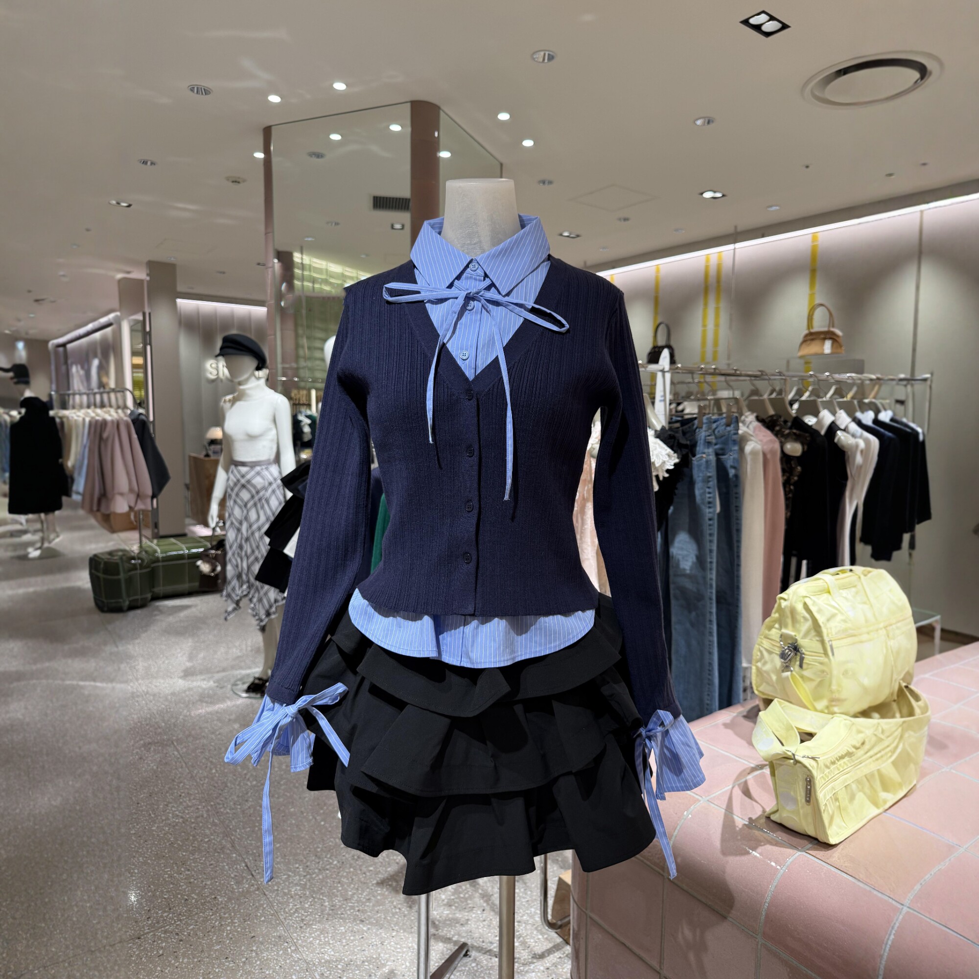 高知Preppy学院派~蝴蝶结系带翻领衬衫+坑条针织叠穿假两件针织衫