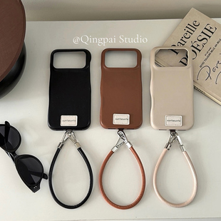 小众高级感全包硬壳 14简约13情侣款 轻派秋冬纯色皮质手腕挂绳适用苹果17promax手机壳iphone16pro新款 15女款