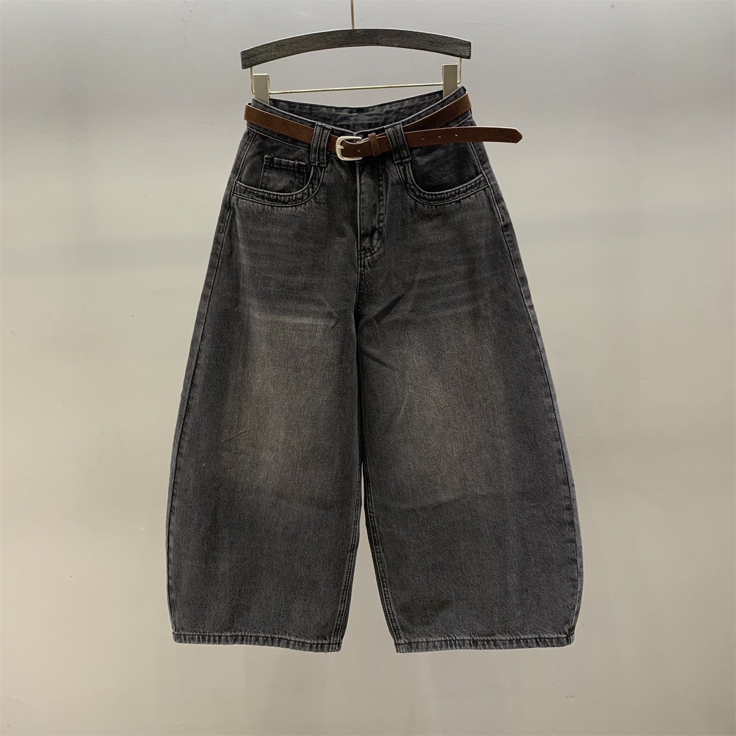 黑色休闲阔腿牛仔裤女2026年春季新款宽松百搭显瘦八分弯刀奶奶裤