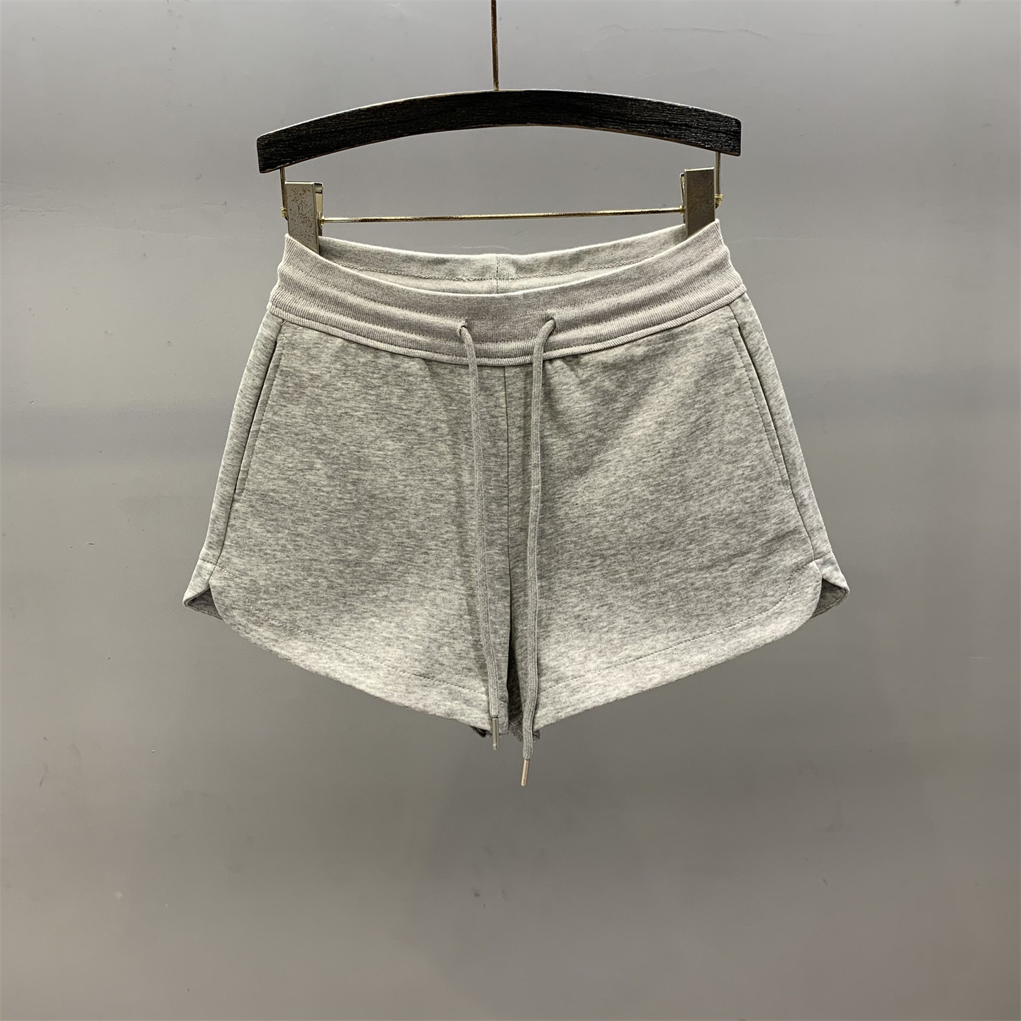 灰色休闲运动短裤女2026春夏新款抽绳松紧腰修身显瘦a字包臀热裤