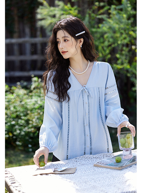 谜秀法式甜美宽松蓝色衬衫设计感小众v领镂空娃娃衫MXE12C0411