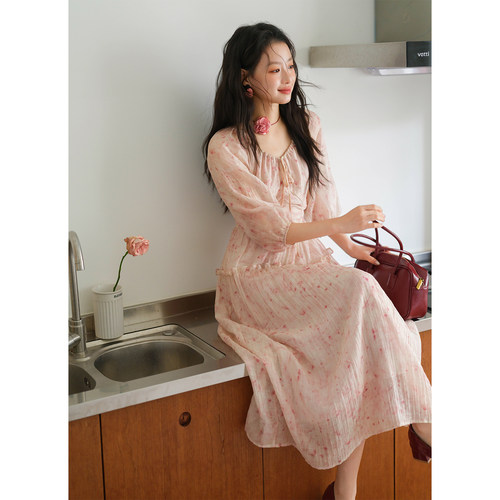 谜秀 柔雾粉洋装女2025早秋新款韩版抽绳一字肩泡泡袖收腰长裙MXE41L2479