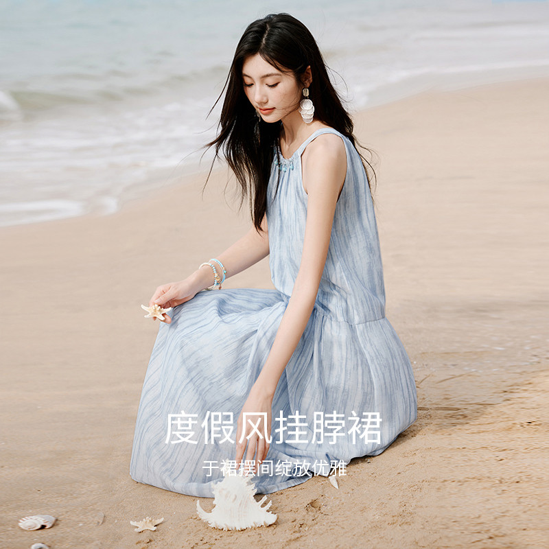 香影蓝色挂脖海边连衣裙女2025夏季新款度假风沙滩裙露肩无袖裙子