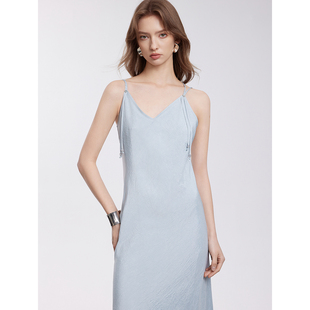 ELLE轻奢优雅醋酸V领吊带连衣裙女2025春款时髦高级感修身裙子