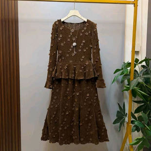 大码女装2026秋季新款胖妹妹时尚洋气小花朵圆领上衣半身裙两件套