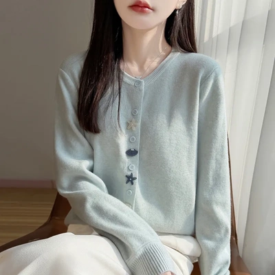 软糯羊毛混纺2026春季女式新款宽松圆领星星扣针织开衫上衣外套