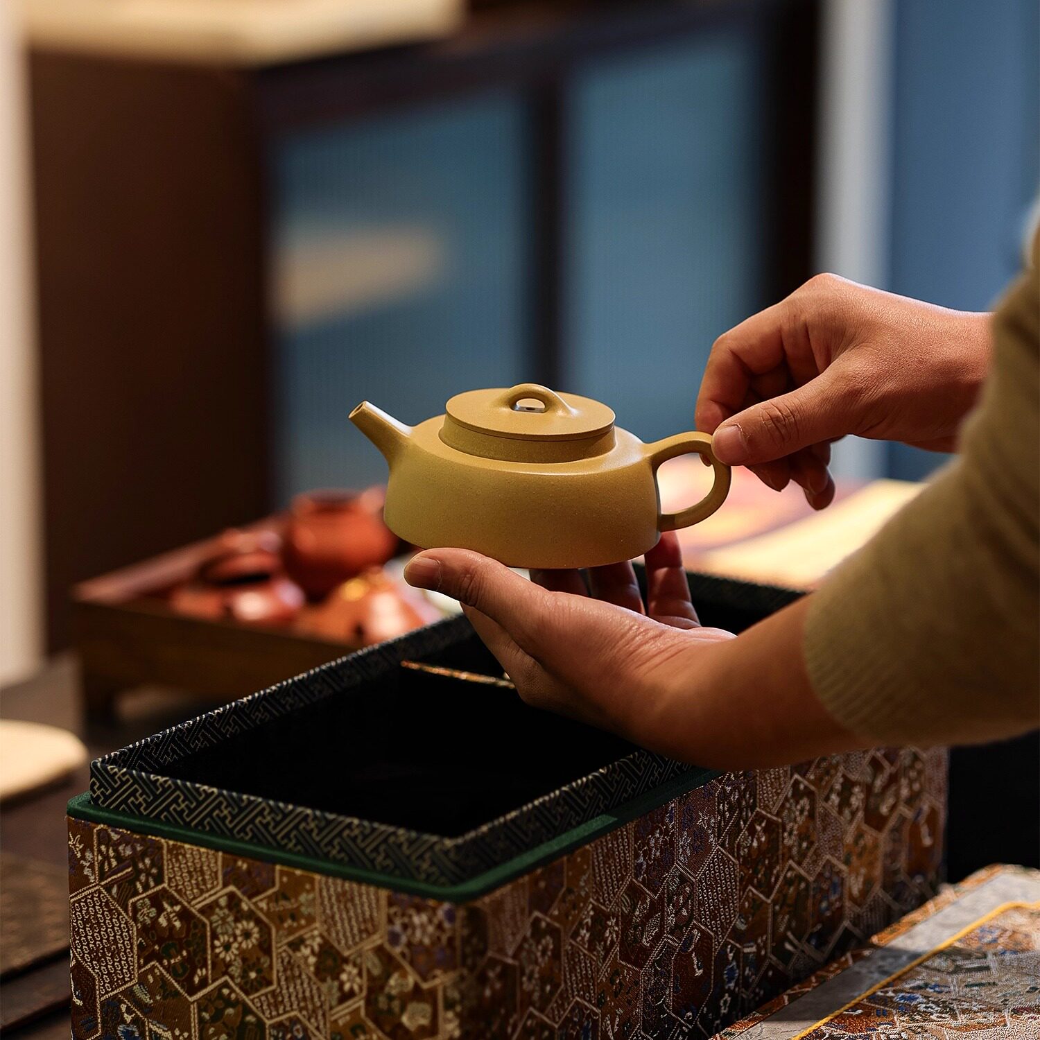 定制-2025本山绿泥限定款 鱼罩壶 全手工宜兴原矿高端紫砂壶送礼
