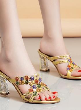 水钻凉鞋女2024年新款夏季中跟外穿拖鞋高跟后空水晶时尚粗跟镶钻