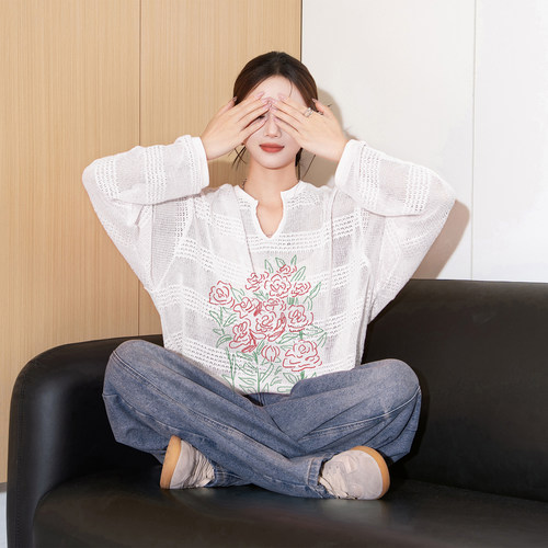 美式潮牌V领格子镂空轻薄微透印花长袖T恤女松弛感防晒罩衫上衣
