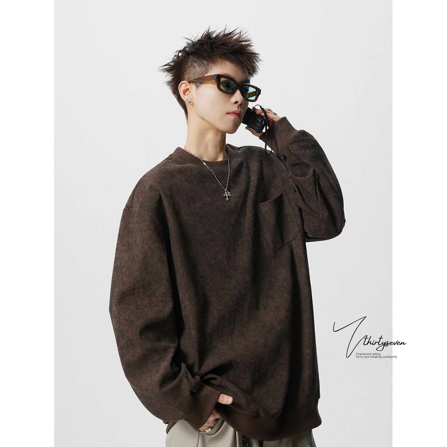 V37美式慵懒感水洗口袋圆领卫衣