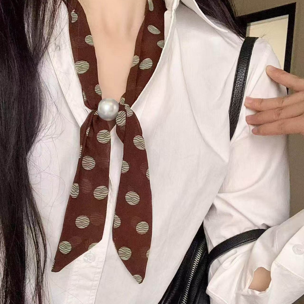 棕色波点丝巾女珍珠装饰系脖高级百搭小众设计感围巾配脖饰高级感图片
