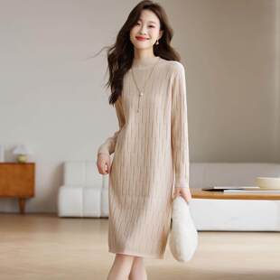 配大衣的内搭毛衣裙女秋冬季2025新款高级感中长款洋气针织连衣裙