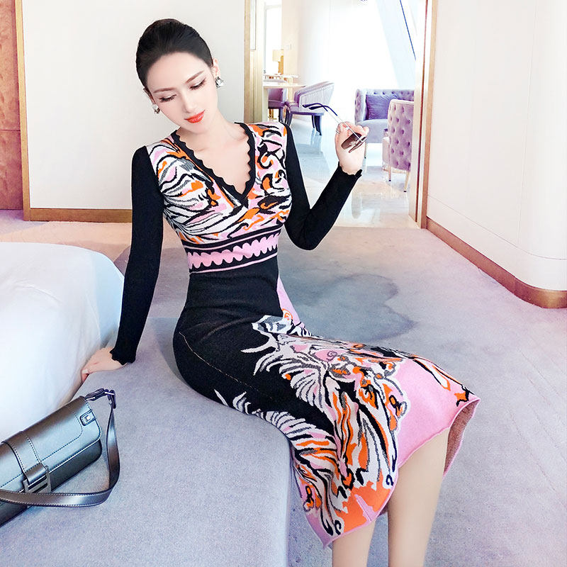 vje秋装针织连衣裙新品时尚印花气质v领长袖修身过膝长裙子