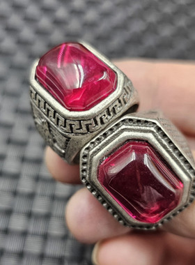 石榴红无事牌玉石戒指方形红钢石