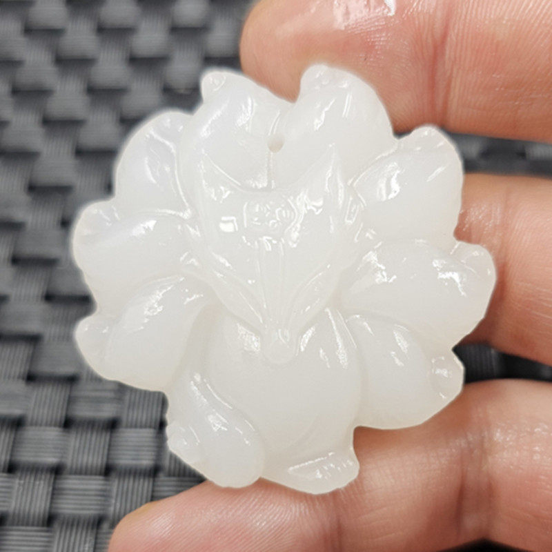 新疆和田白玉九尾狐玉石挂件羊脂白方解石玉狐狸吊坠玉牌子项链坠