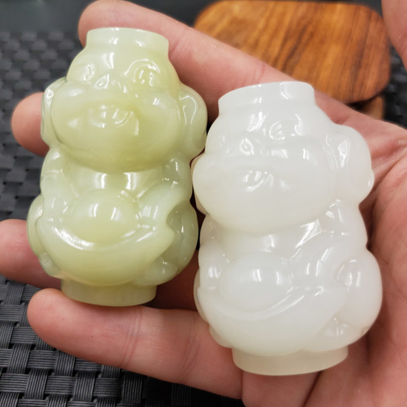 新疆吊坠发财猪手玩件天然玉石