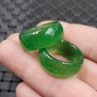 玉石戒指碧绿色戒指石英岩玉戒指阳绿玉戒指饰品戒指绿色玉指环
