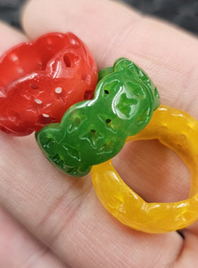 鸡血红铜钱玉石戒指碧绿色石英岩玉镂空戒指黄玉花边指环手饰