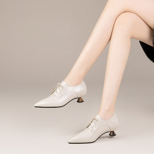 真皮尖头米白色低跟深口单鞋