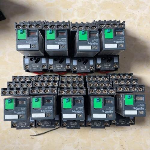 施耐德继电器RXZE2S114M，24V，成色新新，(议价）