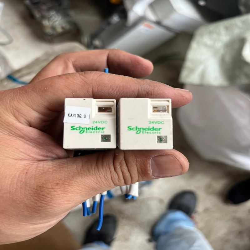 施耐德RXM2LB2BD中间继电器带底座RXZE1M(议价）