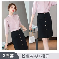 Розовая рубашка, черная мини-юбка