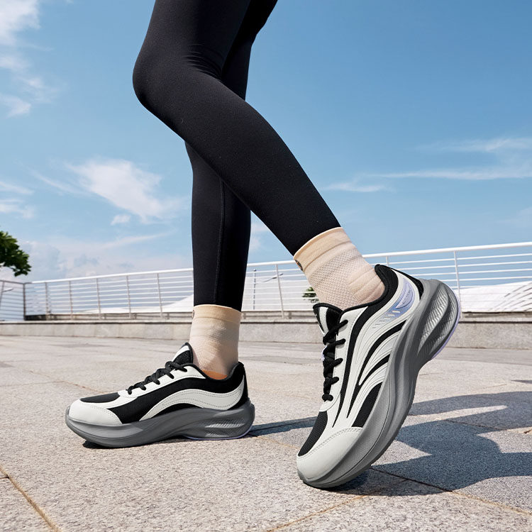 乔丹跑步鞋女2025秋季革面