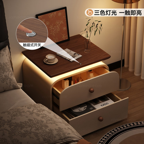 床头夜灯一触就亮，方便又温馨！