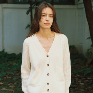 圣雪绒22秋冬新款女v领纯色羊绒衫宽松廓形元宝针加厚针织开衫