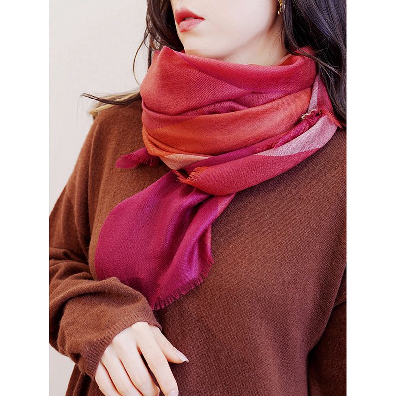 新年红色拼色光泽感羊绒围巾披肩