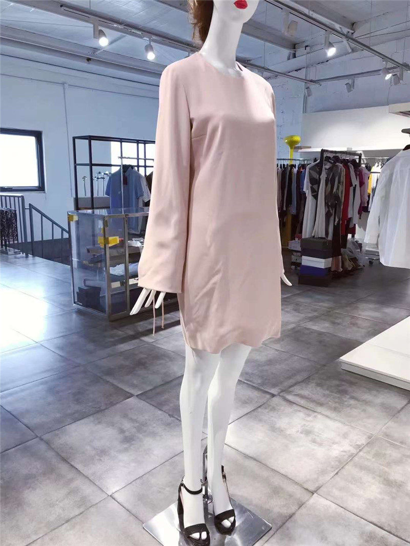 M-L穿 VICTORIA BECKHAM 很有女人味 裸粉色连衣裙 1355属于什么档次？