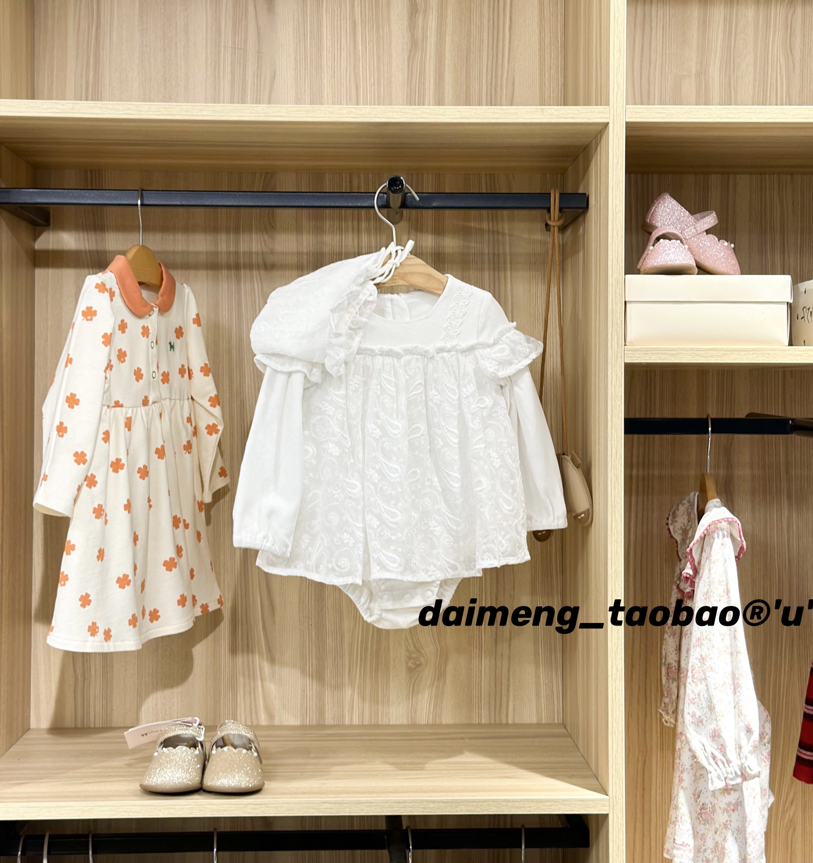 80-100码出口韩春款女童女宝宝白色圆领拼接满印刺绣长袖连体爬服