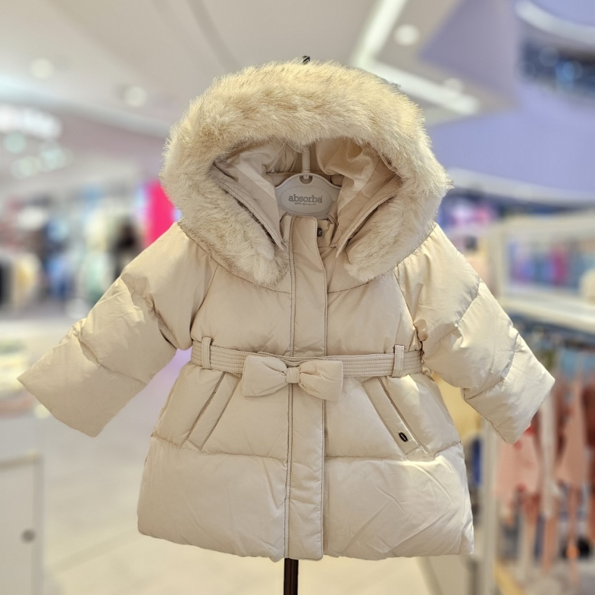 定制90-140码冬款女童米色蝴蝶结腰带毛领连帽甜美保暖羽绒服外套