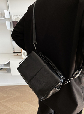 极简风软皮休闲斜挎包男百搭潮流通勤单肩包复古高级感手提小方包