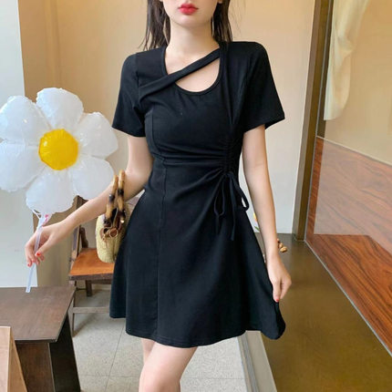 大码设计感小众抽绳连衣裙2023年新款女夏炸街辣妹甜美显瘦小黑裙