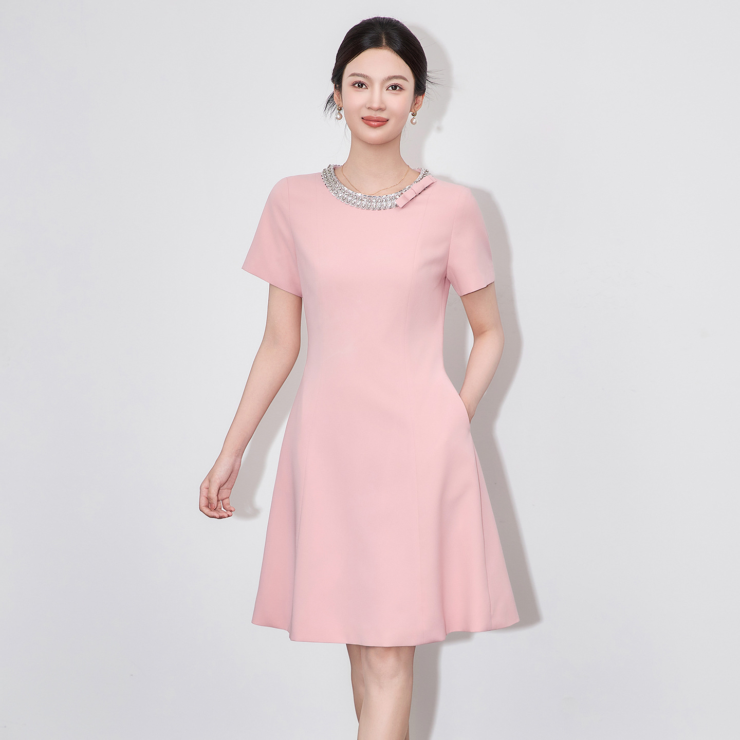 高级感钉钻圆领减龄连衣裙女