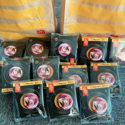 正品麦当劳绝区零联名吧唧徽章贴纸明信片BFF友谊麦岁钥匙扣组