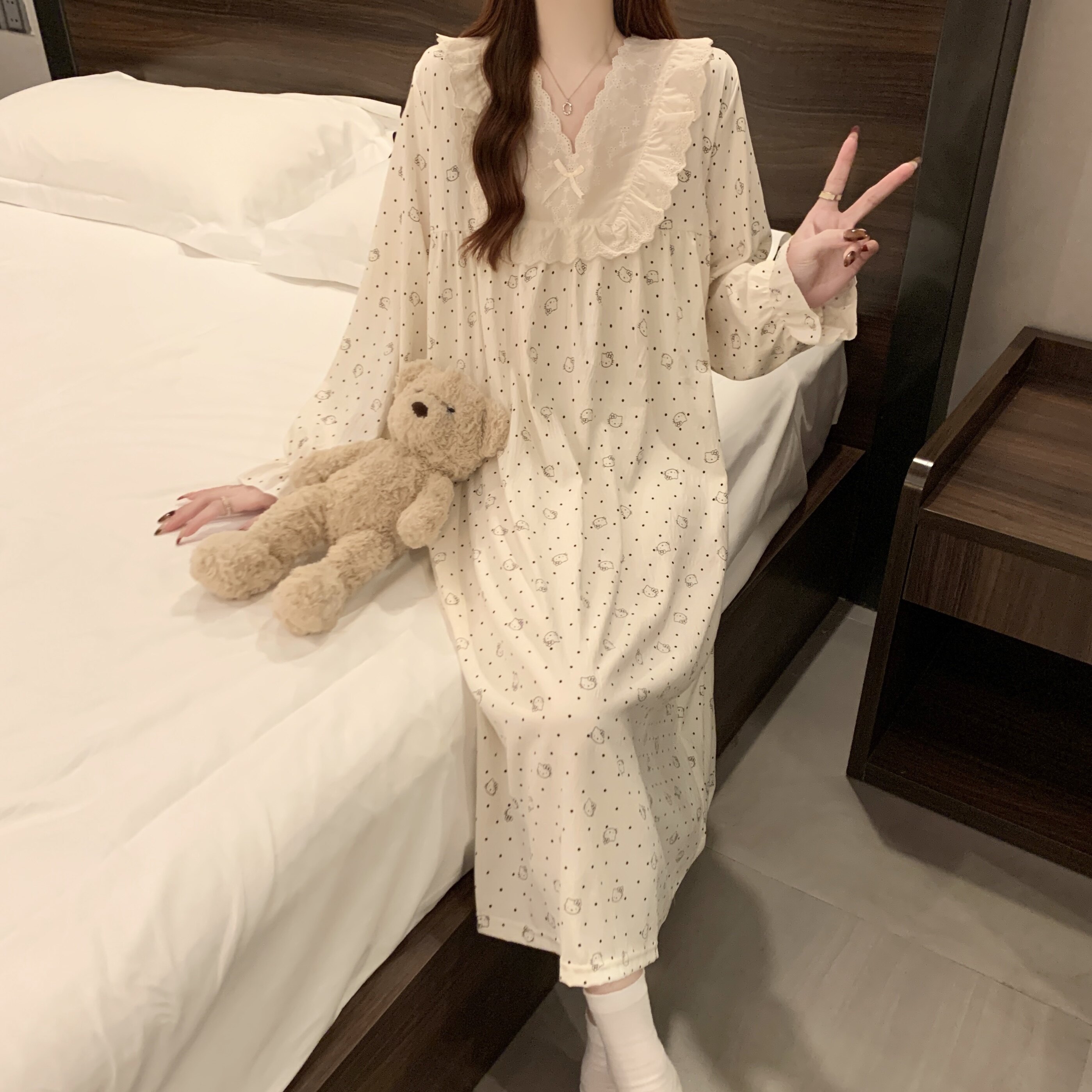 甜美公主风V领蕾丝波点睡裙图片