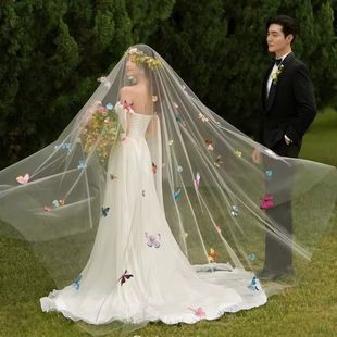 2025草坪婚纱摄影外景拍照道具森系蝴蝶头纱新娘羽毛头纱头饰