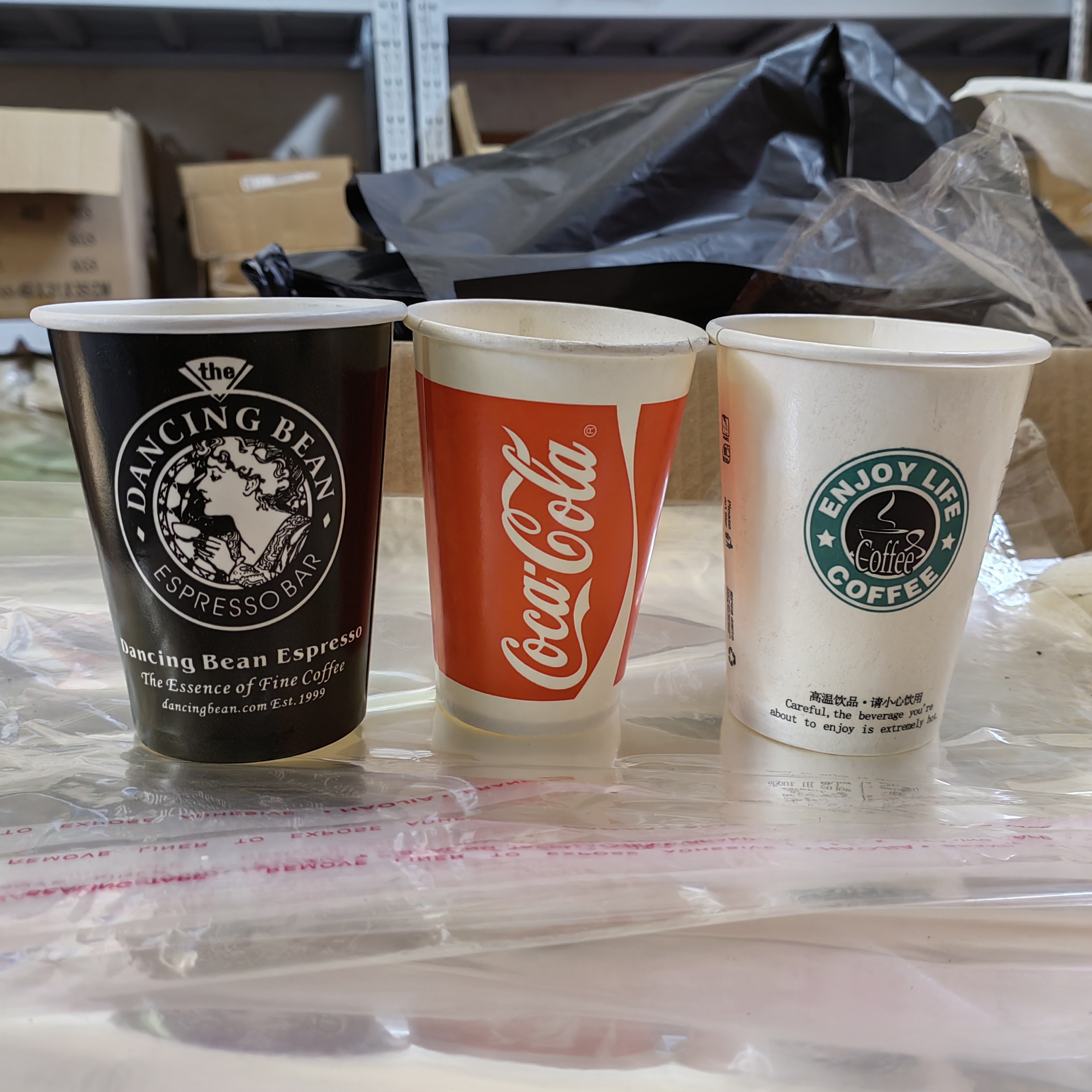 红色手拿纸杯创意杯子可乐杯
