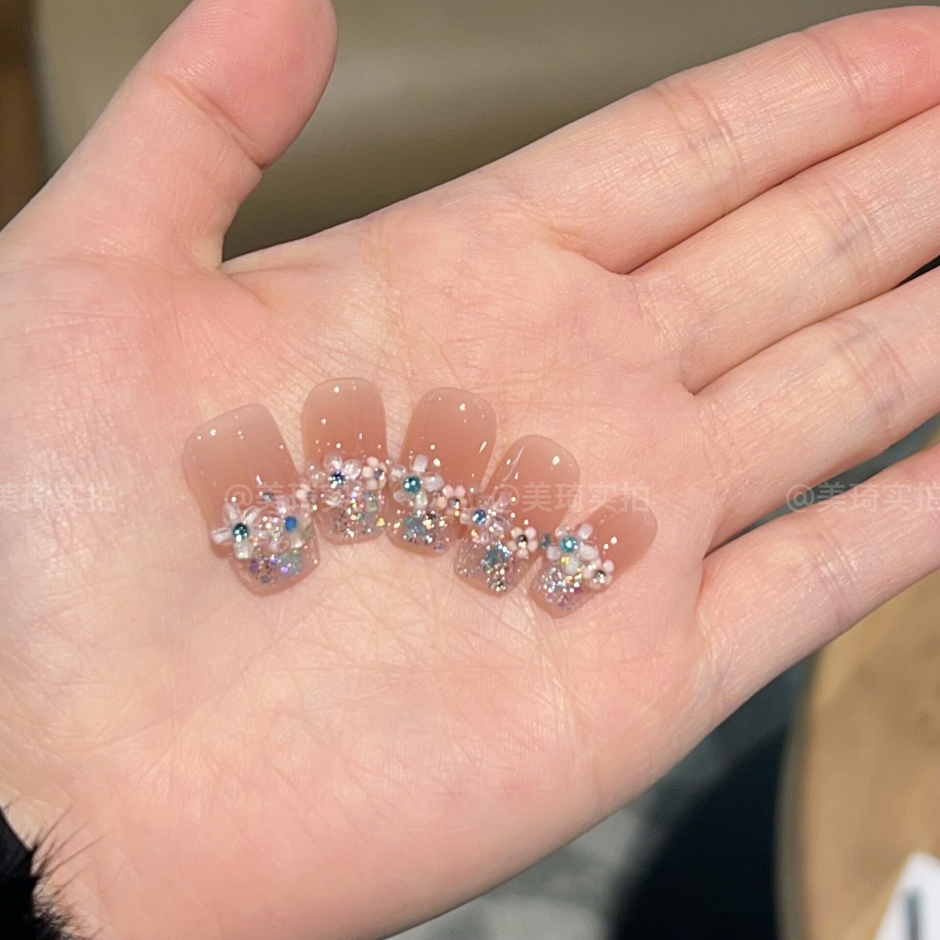 花田喜事小花多巴胺爆闪裸色纯欲甜美手工2026限定春夏穿戴甲短款