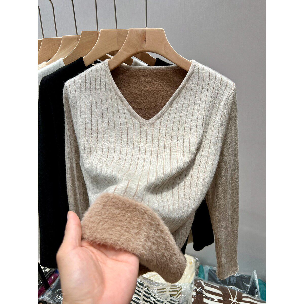 V领一体绒打底衫女秋冬低领加绒加厚毛衣保暖弹力内搭针织衫上衣