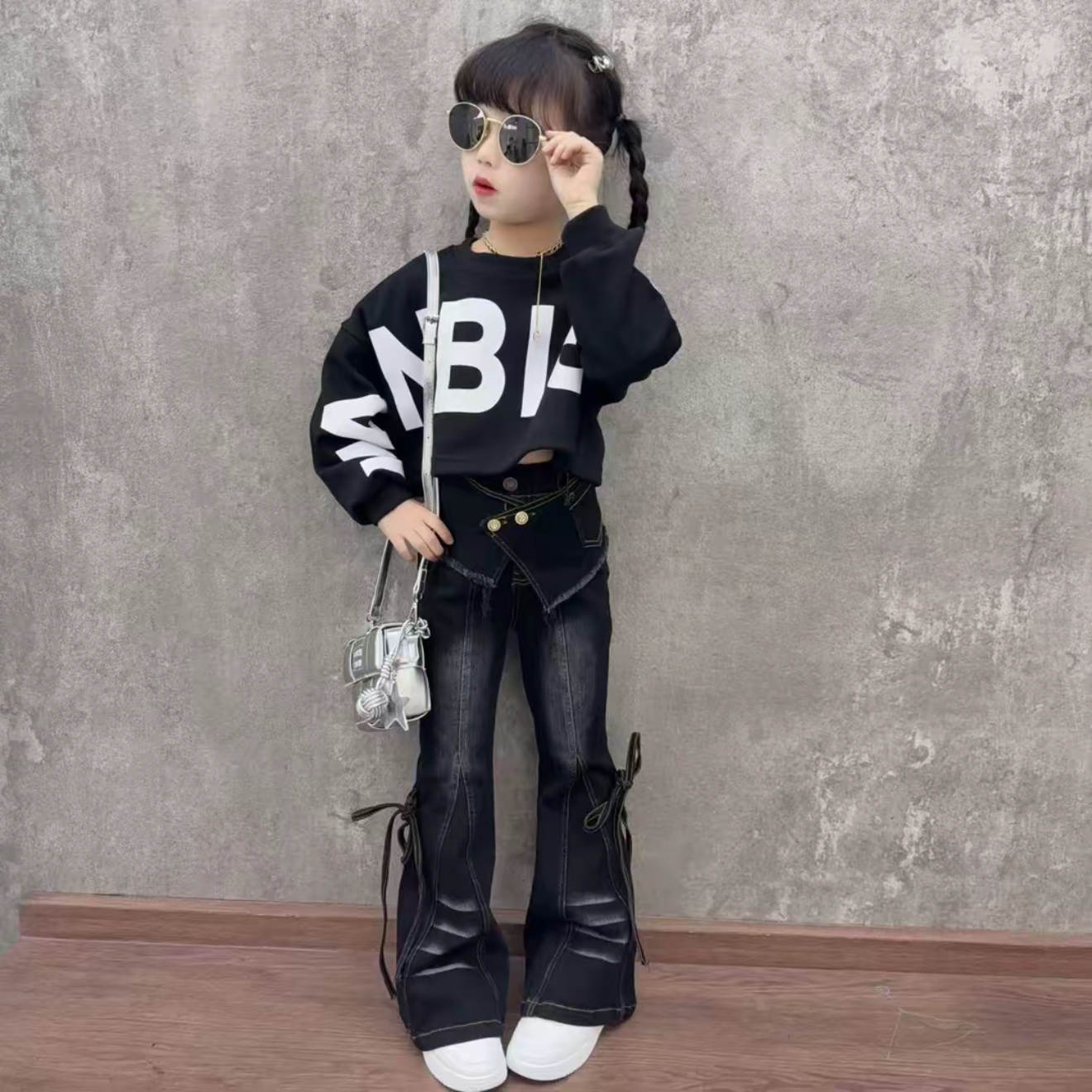 女童春季新款宽松百搭短款字母卫衣设计感弹力牛仔喇叭裤时髦套装