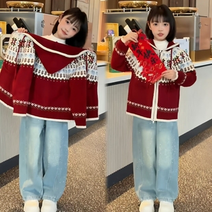 女童超好看红色新年氛围感费尔岛连帽毛衣开衫加绒烫钻牛仔裤套装