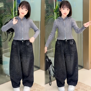 女童甜酷复古麻花连帽毛衣拉链开衫爆闪满钻牛仔弯刀裤超洋气套装