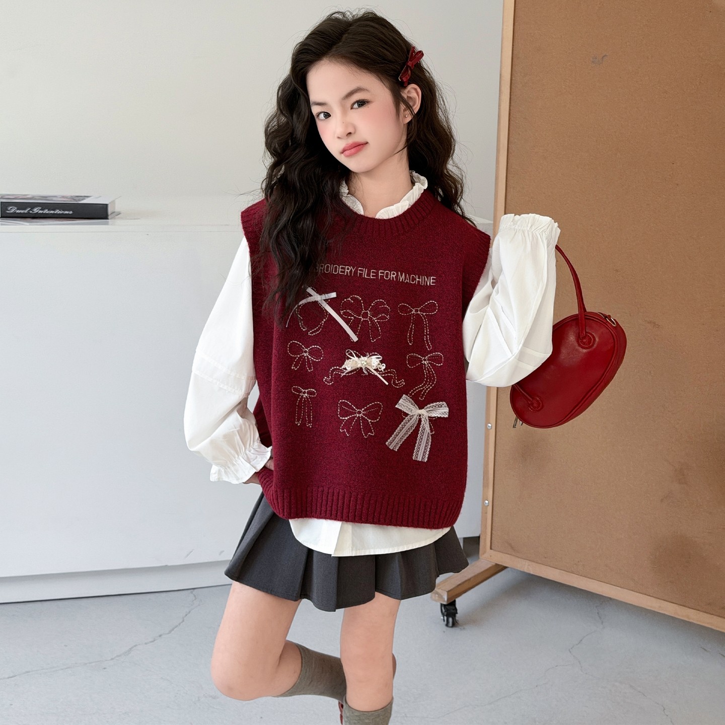 早春韩系超好看穿搭女童蝴蝶结针织背心叠穿衬衫百褶裙洋气三件套