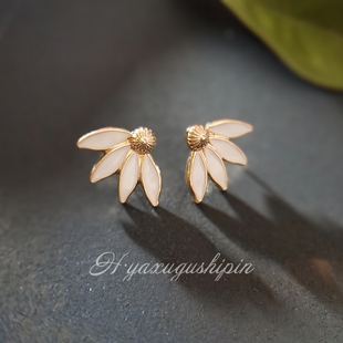 复古Trifari海报款小雏菊耳夹小众设计高级感简约冷淡风耳饰耳夹