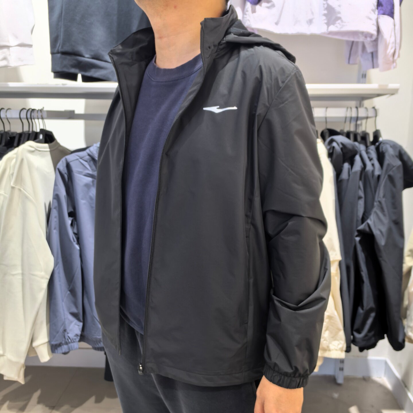 鸿星尔克运动风衣男子2026春季综