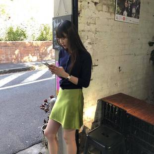 果绿缎面光泽感松紧腰斜裁A字鱼尾迷你裙度假 重磅进口三醋酸短裙